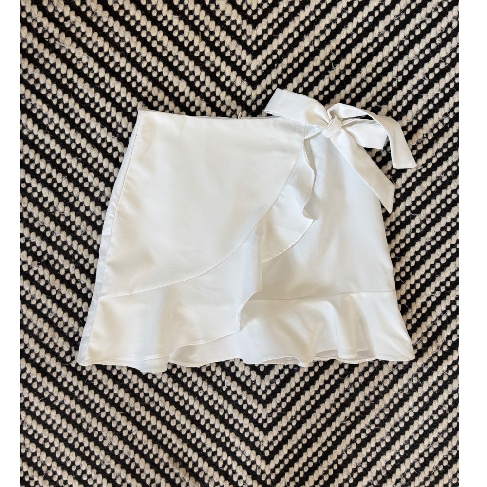 Boohoo Petite White Ruffle Wrap Mini Skirt Side Tie Bow Size US 4 feminine